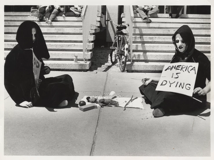 Anti-War+Protest+in+front+of+the+Webb+1971%2C+Courtesy+of+ODU+Digital+Archives