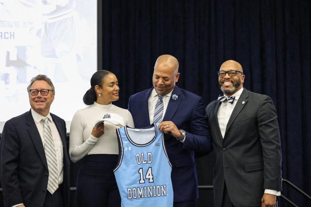 Head+coach+Mike+Jones+and+his+wife+Stayce+pose+for+a+photo+with+President+Brian+O.+Hemphill+and+Dr.+Wood+Selig+at+his+introductory+press+conference.+